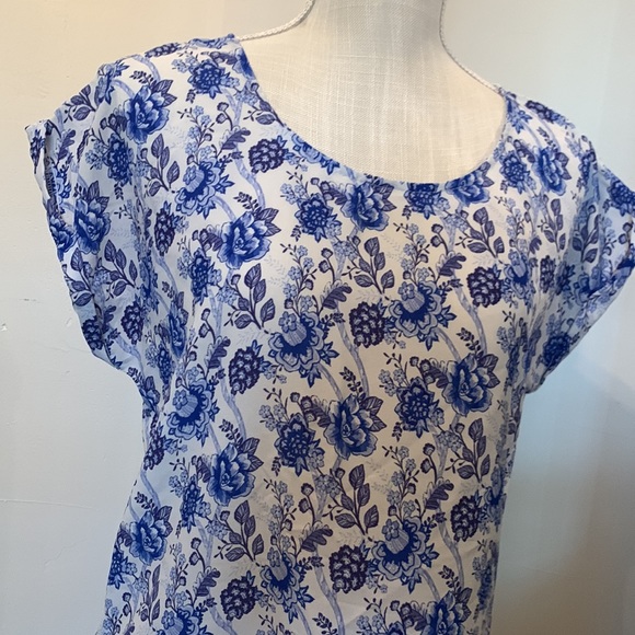 💛 (5/$25) Blue Pattern Top - Picture 4 of 7